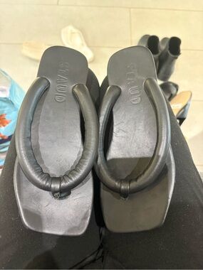 STAUD Black Padded Toe-Loop Square Sandals